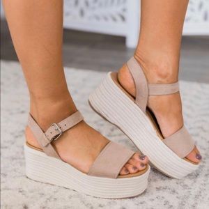 SOLD‼️‼️ Taupe platform sandal!